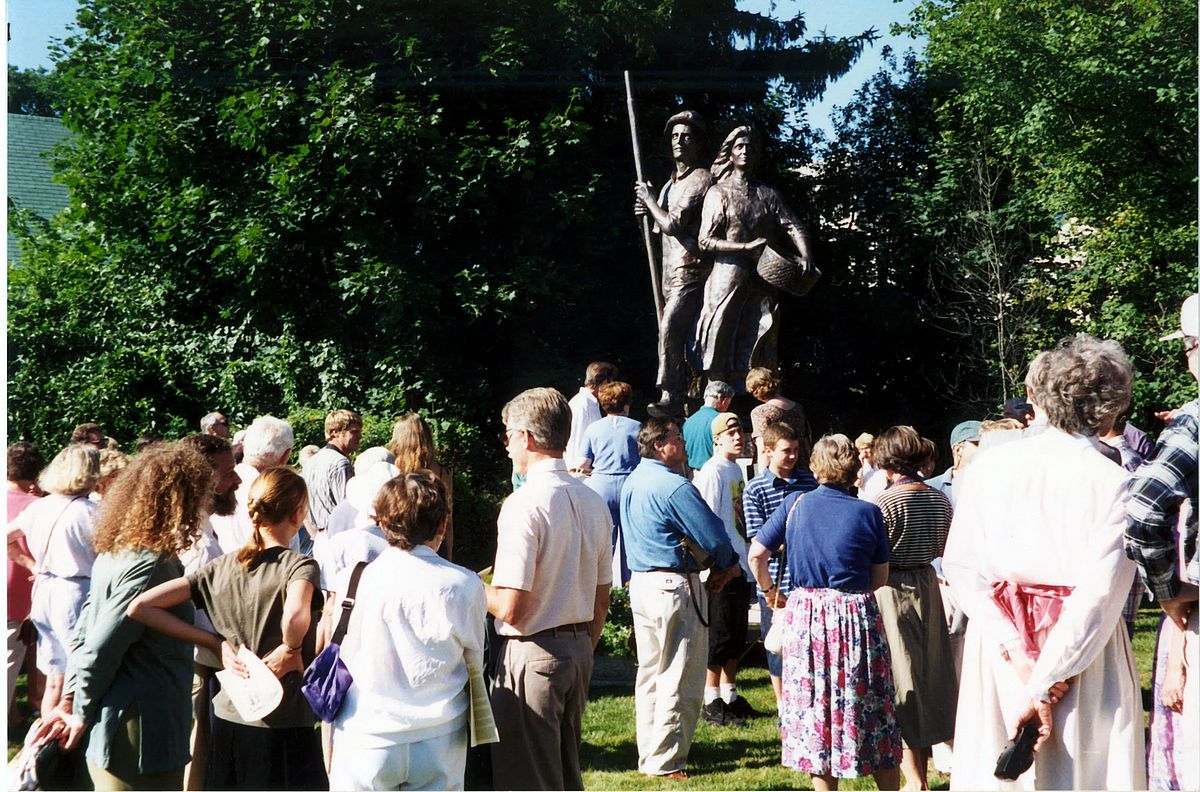 Visitors admiring Frank’s sculpture